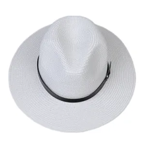 Détail d'un chapeau Panama blanc avec ruban en cuir noir et boucle en métal argenté
