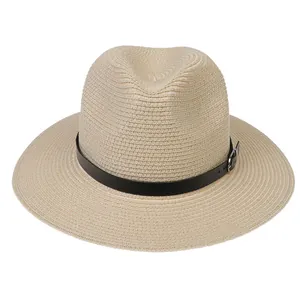 Détail de chapeau Panama beige avec texture tissée et ceinture en cuir noir à boucle