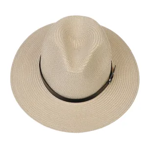 Détail d'un chapeau Panama en paille beige avec tresse fine et ruban en cuir noir