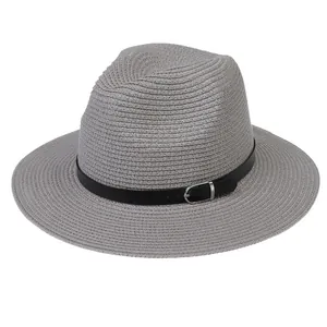 Vue détaillée du chapeau Panama gris avec ceinture en cuir noir et boucle argentée