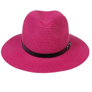 Vue détaillée du chapeau Panama en paille rose avec bande en cuir noir et boucle en métal
