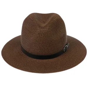 Détail du chapeau Panama marron montrant le tissage en spirale et le ruban en cuir noir