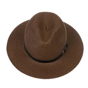 Gros plan sur la texture tressée du chapeau Panama marron avec ruban en cuir noir