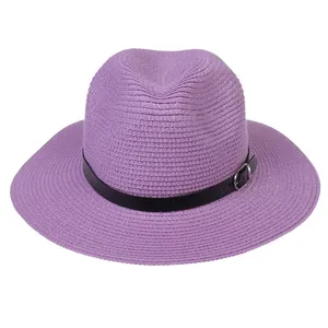 Détail d'un chapeau Panama violet tissé avec ruban en similicuir noir et boucle argentée