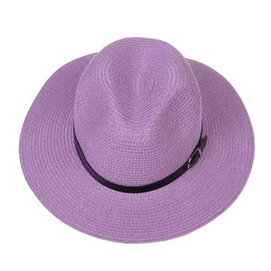 Détail d'un chapeau Panama violet tissé avec ruban en cuir noir et boucle argent