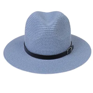 Détail d'un chapeau Panama bleu clair montrant la texture tressée et la boucle en cuir noir