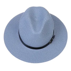 Détail du chapeau de paille bleu clair avec ruban en cuir noir et boucle argentée