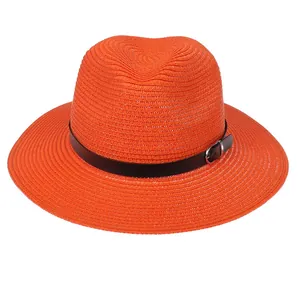 Vue détaillée du chapeau Panama orange en paille avec ruban noir et boucle argentée