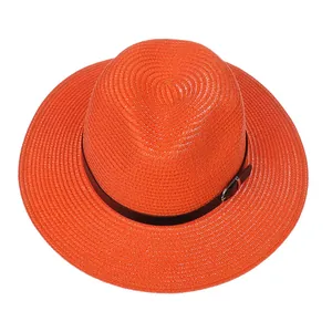 Détail du chapeau Panama orange avec texture tressée et bande décorative en cuir noir