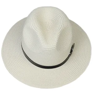 Détail de la texture tressée du chapeau Panama avec ruban noir et boucle métallique