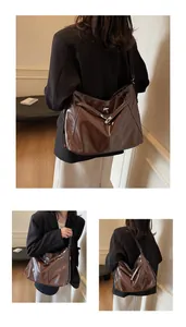 Trois vues d'un grand sac bandoulière en cuir marron porté par un mannequin au quotidien