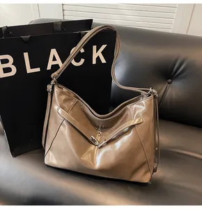 Vue détaillée du sac cabas vintage en cuir marron foncé avec boucle métallique chic