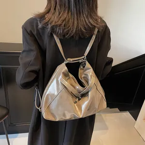 Sac à dos et cabas multi-usage taupe grande capacité présenté de dos sur un mannequin femme