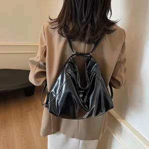 Sac à dos convertible noir brillant vintage avec design géométrique plié pour femme
