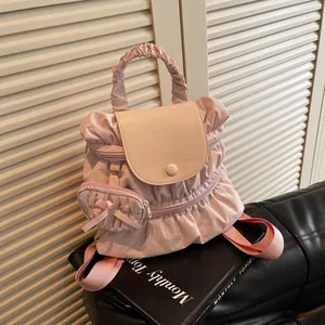 Roze geplooide nylon rugzak voor dames met ruches en bijpassende kleine portemonnee-hanger