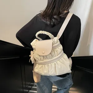 Zaino chic in nylon beige arricciato con pochette coordinata e manico elegante