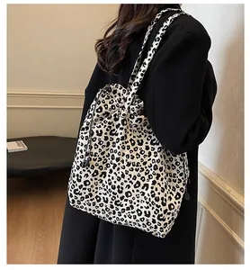 Vue détaillée du grand sac cabas en nylon à motif léopard avec cordon sur le mannequin