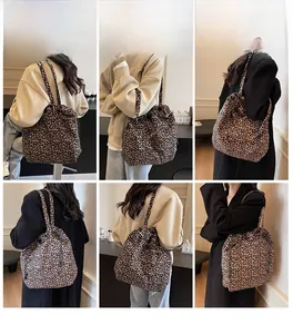 Collage de mannequin portant le grand sac léopard avec cordon dans divers styles vestimentaires