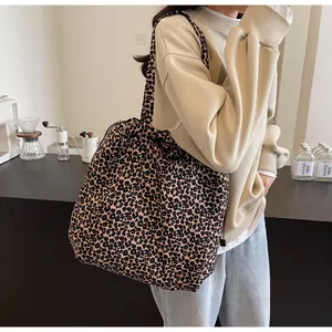 Vue détaillée du sac à bandoulière léopard avec texture à cordon et détails du tissu