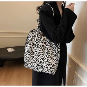 Détail du sac fourre-tout à imprimé léopard noir et blanc avec cordon de serrage