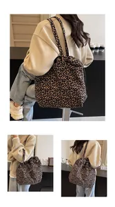 Détail du sac cabas en nylon imprimé léopard avec cordon de serrage et grande capacité
