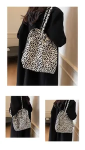 Détail du sac à bandoulière léopard avec cordon de serrage et texture en tissu doux