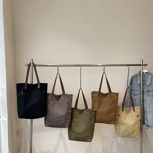 Bolsos tote retro de lona en cinco colores neutros con asas de cuero y remaches de metal