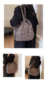 Vues détaillées du sac cabas à imprimé léopard avec cordon sous plusieurs angles d'épaule