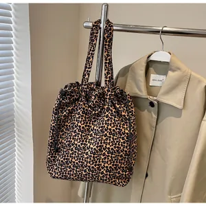 Détail du sac cabas en nylon léopard avec cordons de serrage latéraux pratiques