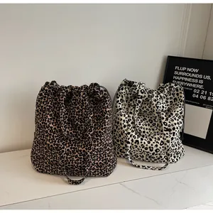 Détail de sacs fourre-tout en nylon à imprimé léopard avec fermeture à cordon serrage