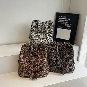 Trois couleurs de sacs fourre-tout en nylon à imprimé léopard avec cordon pour femmes