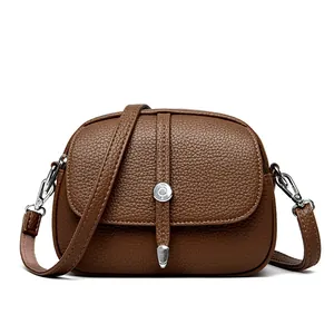 Dunkelbraune Schultertasche aus genarbtem Leder mit abgerundeter Klappe und Silberdekor