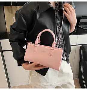 Detailansicht der rosa PU-Lederhandtasche mit silbernen Beschlägen und Markenlogo