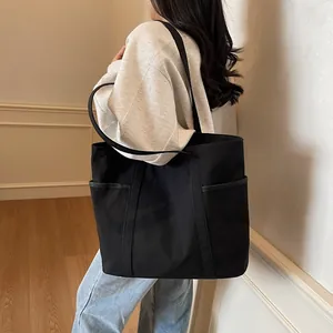 Vielseitige schwarze Canvas-Einkaufstasche mit geräumigem Hauptfach und breiten Trägern