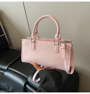Detail der hellrosa Kunstlederhandtasche mit silbernem Clear K Logo und Metallbeschlägen