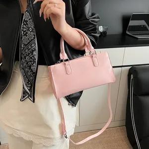 Rosa glänzende Leder Umhängetasche mit silbernen Details und Griffen für Frauen