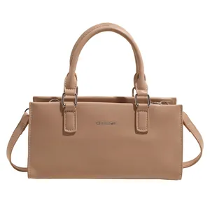 Elegante beige Tragetasche mit CLEARYK-Logo, minimalistische Handtasche aus Kunstleder