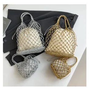 Details von gewebten Netztaschen in Gold und Silber mit innerem Kordelzug