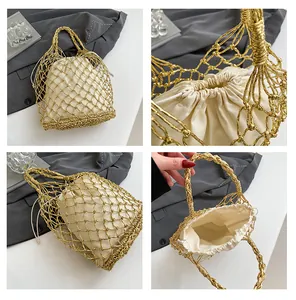 Detail der gold gewebten Netztasche mit cremefarbenem Beutel und stabilen Griffen