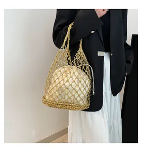 Detail der goldmetallic gewebten Netztasche mit weißem Segeltuch-Innenbeutel