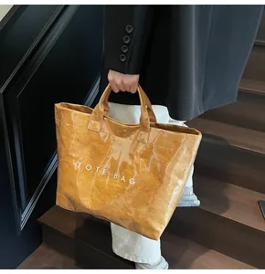 Detail der trendigen Dupont-Papiertasche mit PVC-Schicht und TOTE BAG Aufdruck