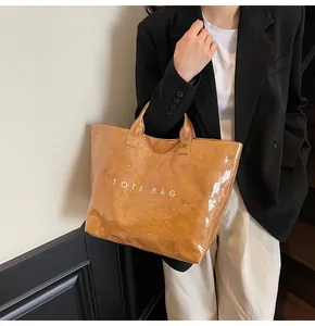Detail einer großen braunen Shopper-Tasche aus Tyvek mit weißem Textaufdruck