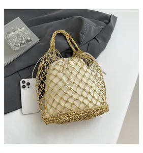 Makro-Detail der goldenen metallischen Netztasche mit beigem Kordelzug-Innentasche