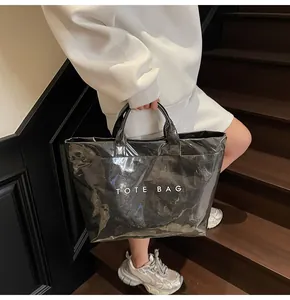 Detailaufnahme der schwarzen DuPont-Papiertasche mit weißem TOTE BAG Schriftzug