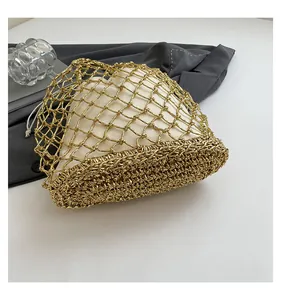 Detail der goldenen Netztasche mit Metallic-Häkelstruktur und Innentasche mit Kordelzug