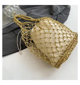 Detailaufnahme der goldgewebten Netztasche mit cremefarbenem Kordelzug-Innenbeutel