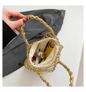 Geflochtene Handtasche in Metallic-Optik mit Kordelzug-Innentasche für Handy und Zubehör