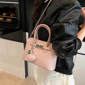 Borsa a conchiglia in pelle litchi rosa con lucchetto argento e ciondolo a cuore moda
