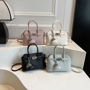 Borsa a conchiglia minimalista in quattro colori con ciondolo a cuore e tracolla