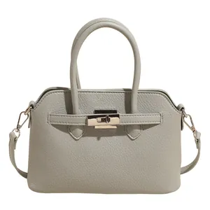 Borsa a tracolla minimalista grigio chiaro con texture litchi e dettaglio serratura